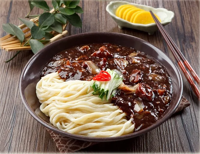 昔ながらの手打ちジャージャー麺（普通盛り）