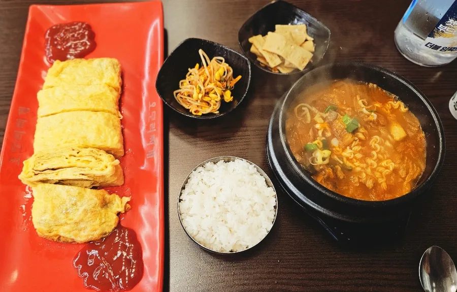 オモリチゲ 蚕室本店 — 卵焼きとチゲが並ぶ食卓