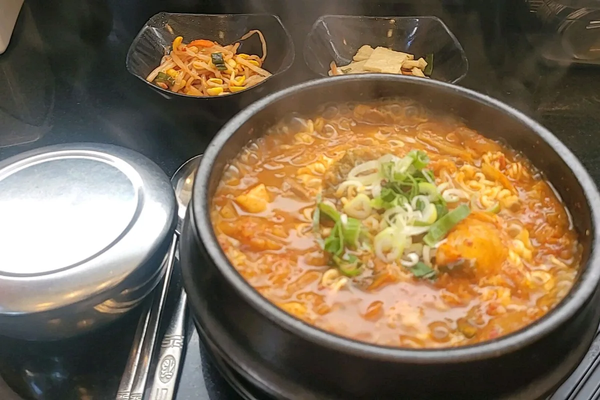 オモリチゲ 蚕室本店 — ねぎをのせた赤いチゲ