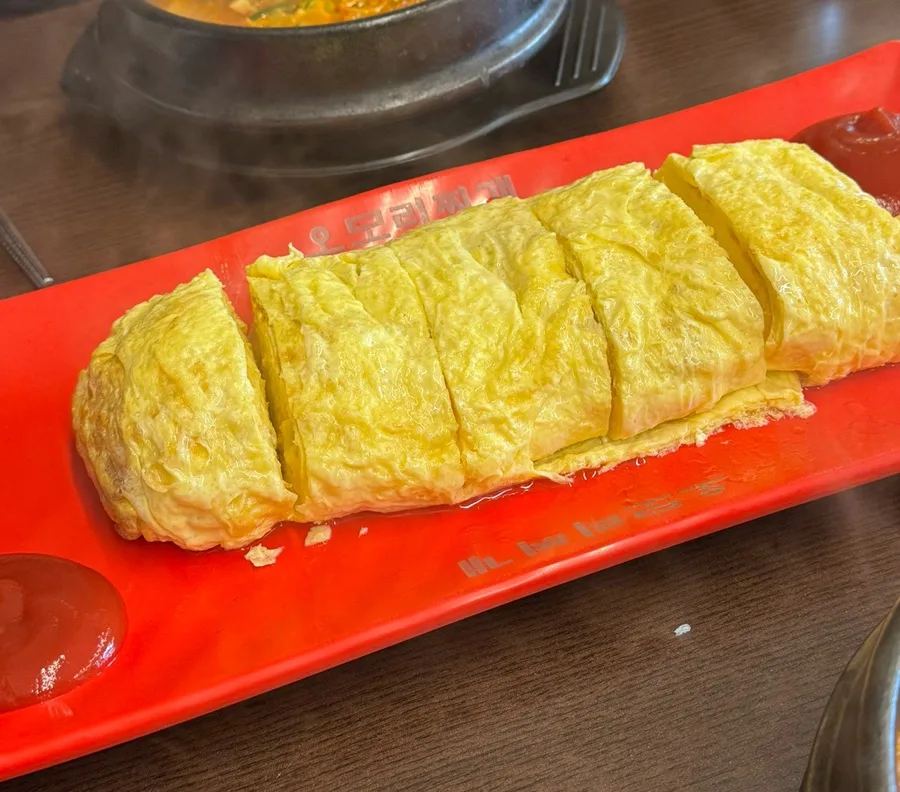赤い皿にのった大きな卵焼き