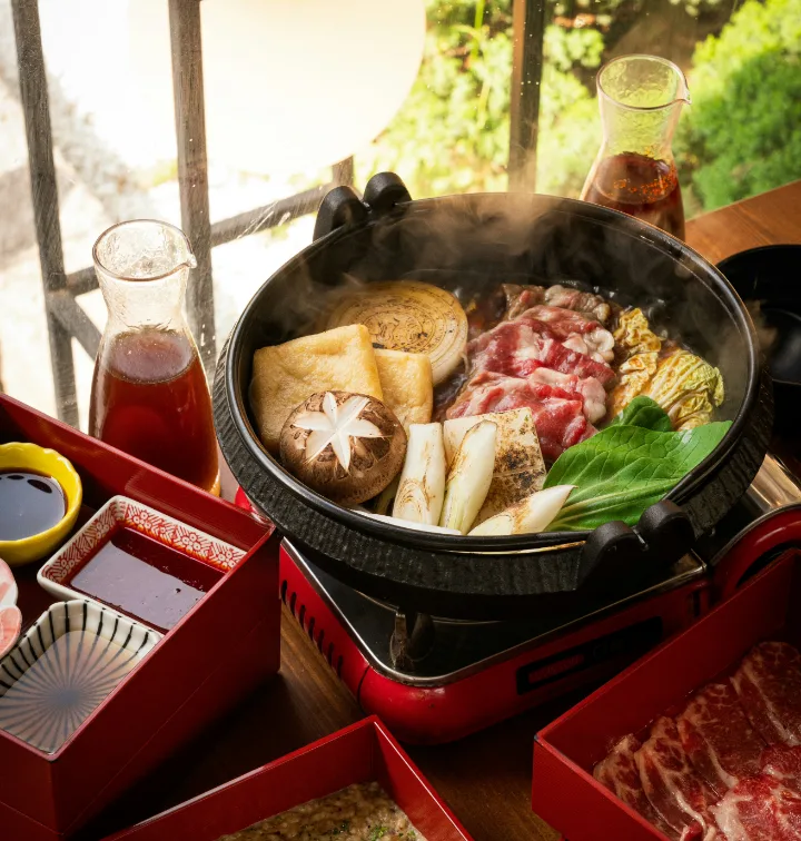 牛肉と野菜を盛ったすき焼き鍋