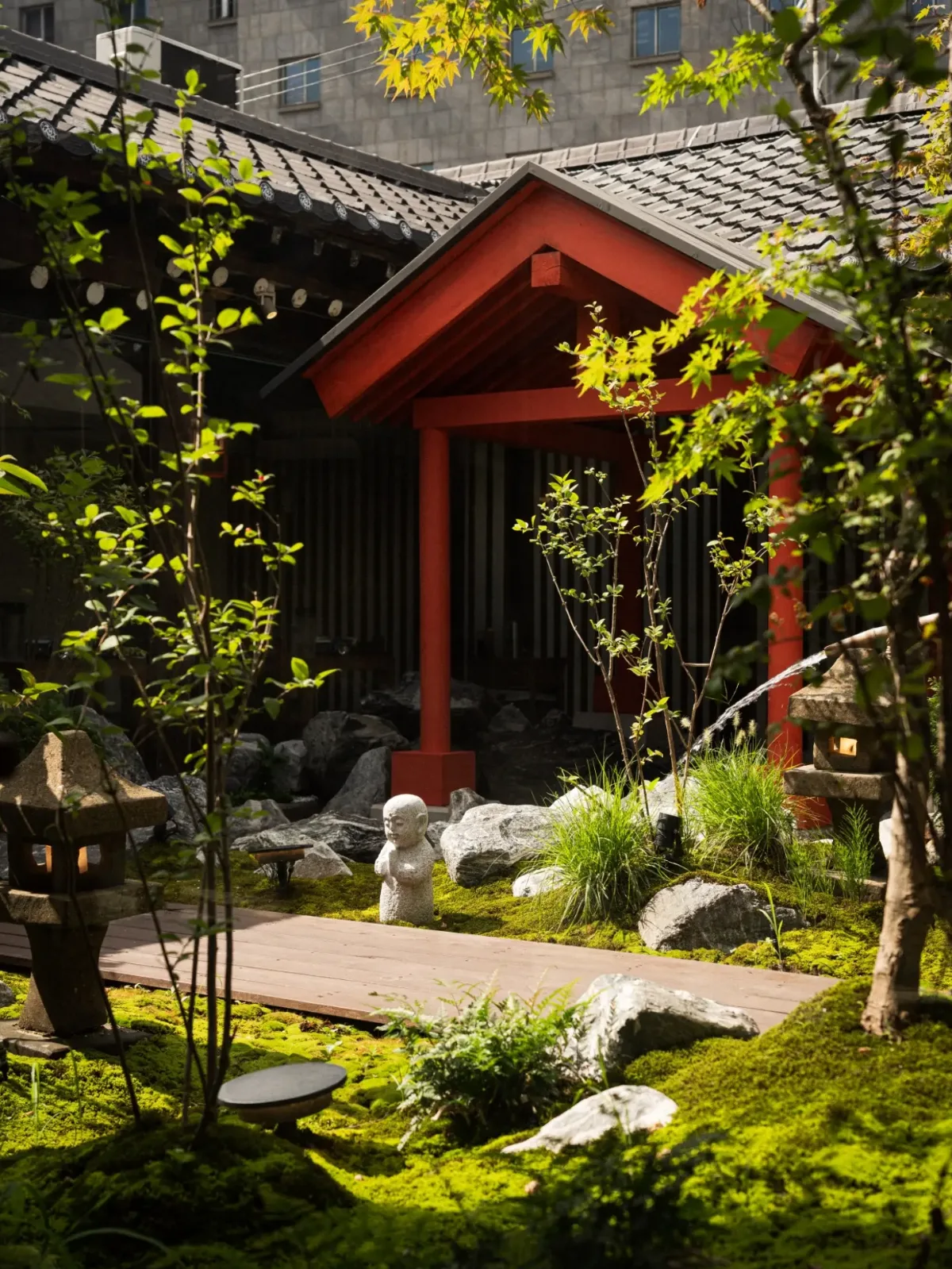 温泉家 益善店 — 苔庭に立つ朱色の門