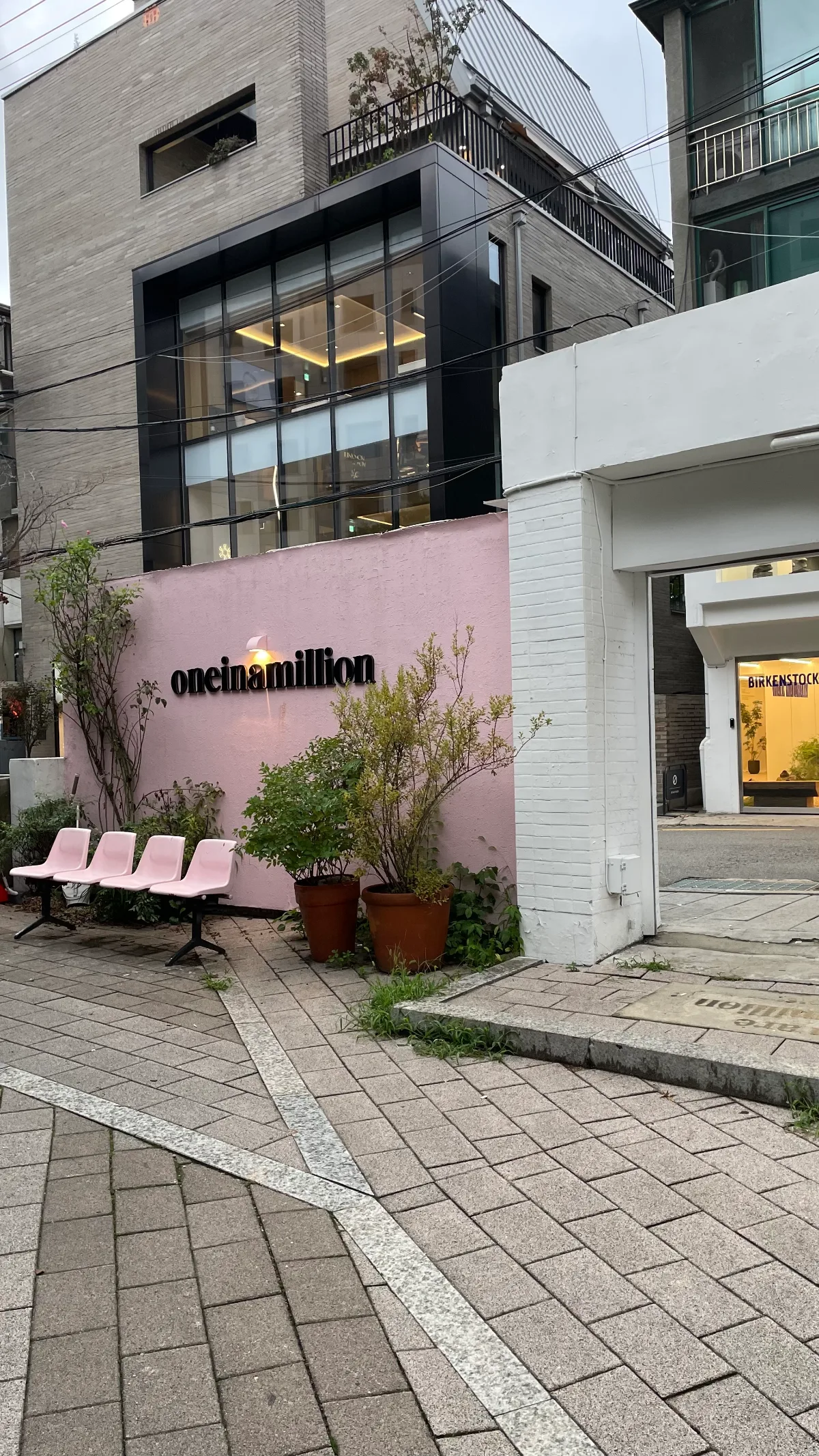 oneinamillion 漢南店 — ピンクの壁が目を引く店先