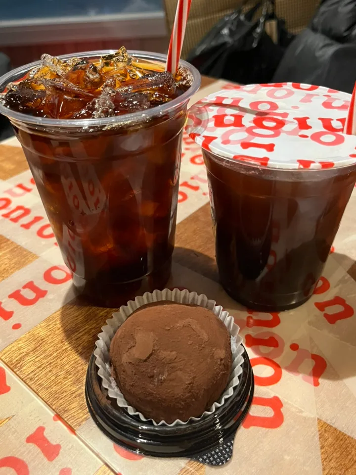 アイスコーヒー二杯と丸い菓子