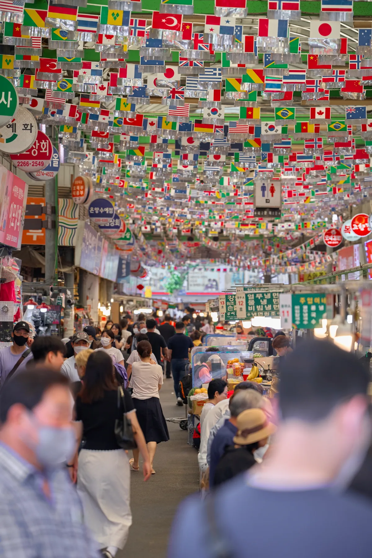 onion 広蔵市場店 — 万国旗が連なる市場の通路