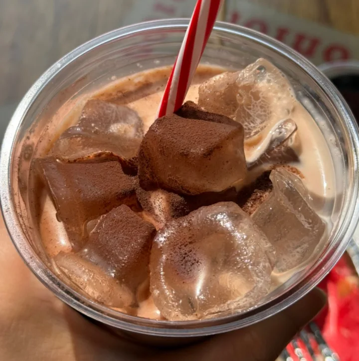 ココア色の氷が浮かぶミルクコーヒー