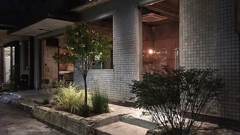 白タイル壁と植栽の中庭