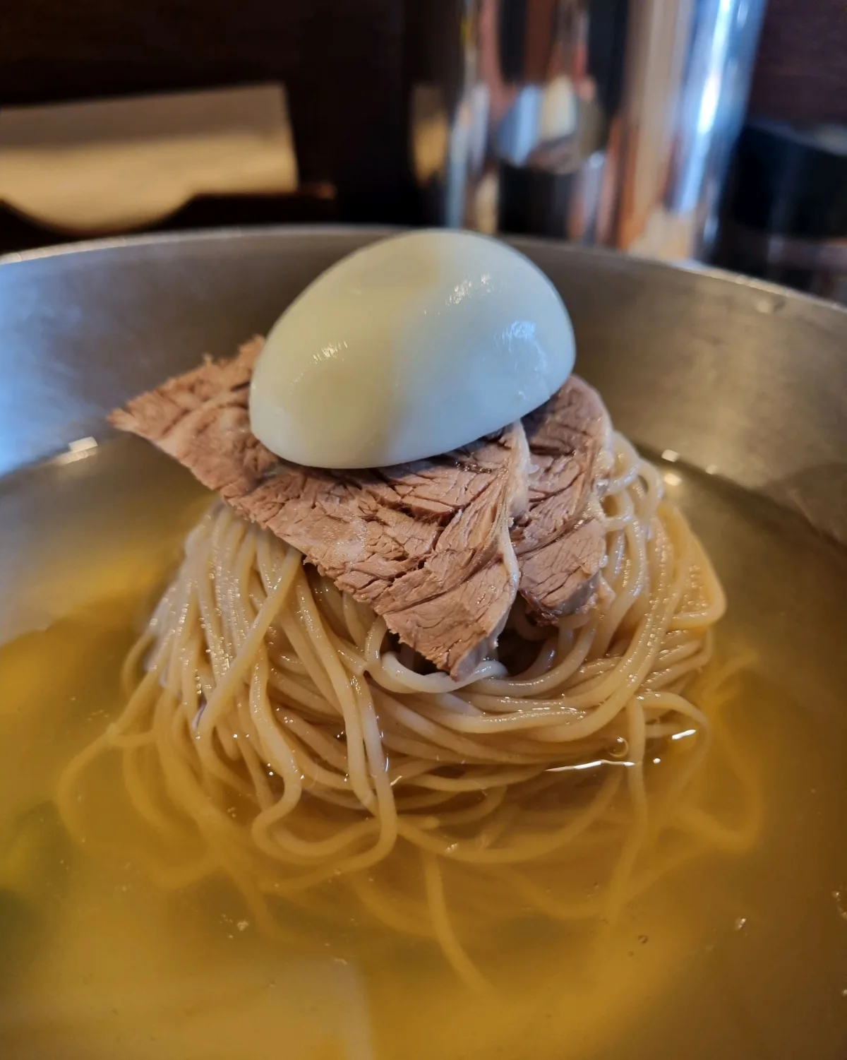 オンレン — ゆで卵と牛肉をのせた冷麺