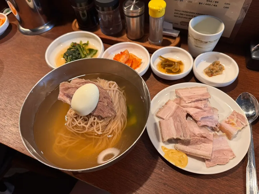 オンレン — 冷たい麺とゆで豚肉の食卓