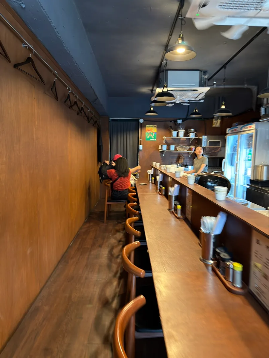 オンレン — 木のカウンターが続く店内