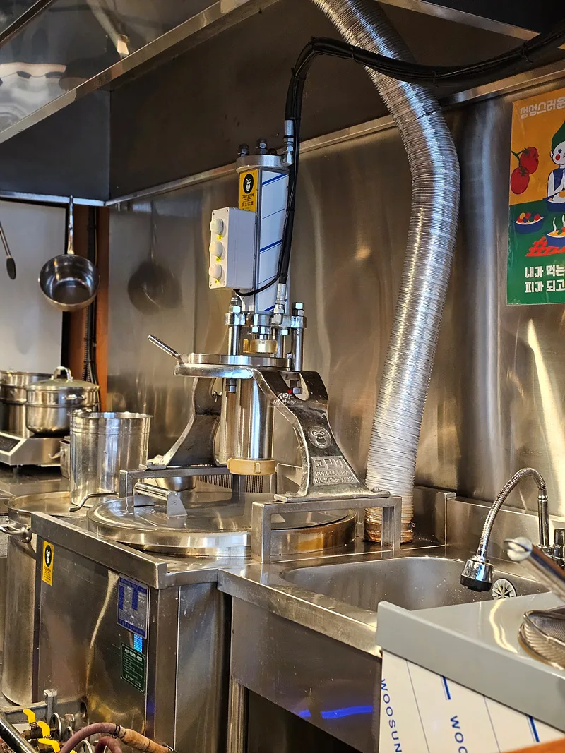 厨房に置かれた製麺機