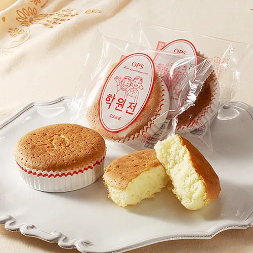 個包装と皿に並ぶ丸い焼き菓子