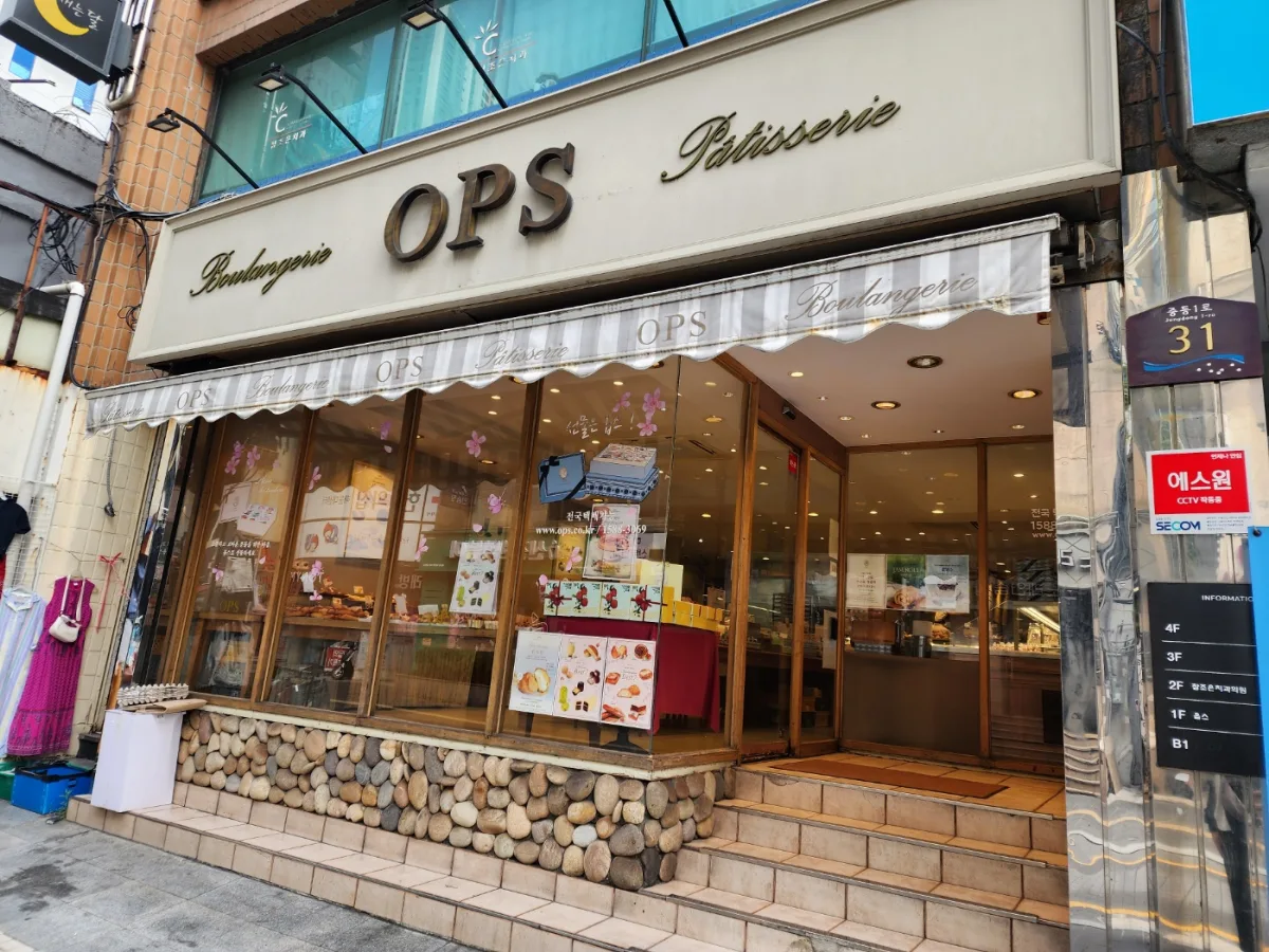 石張りの台座があるOPS店舗
