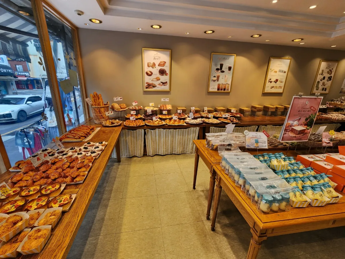 OPS 海雲台店 — 木製台にパンが並ぶ明るい売場