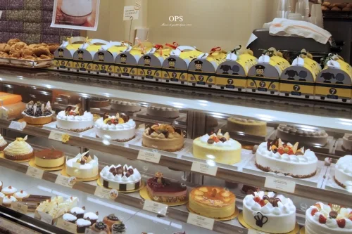 ケースに並ぶ彩り豊かなケーキ