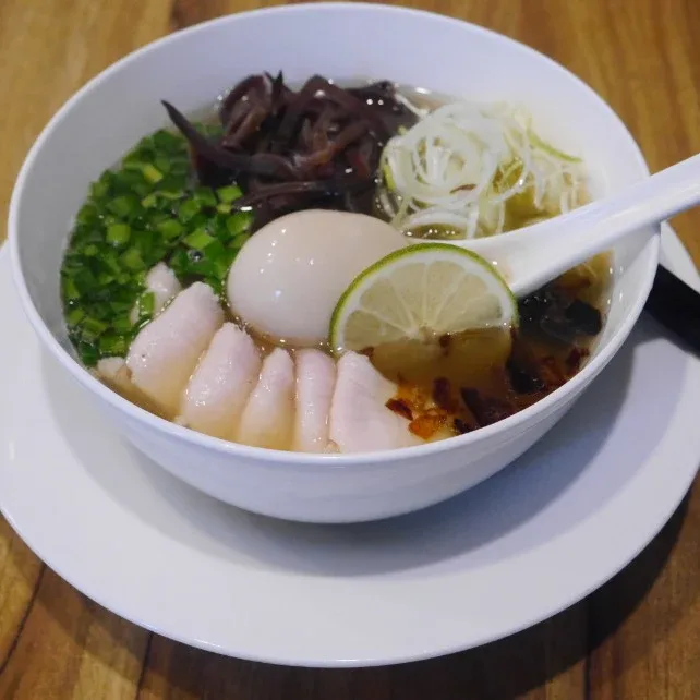 俺のラーメン 本店 — 鶏肉と卵を盛った澄んだラーメン