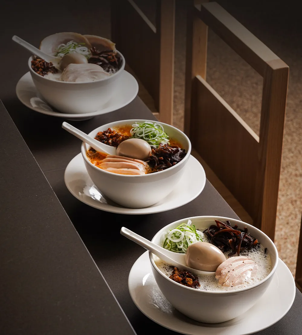 カウンターに並ぶ三杯のラーメン