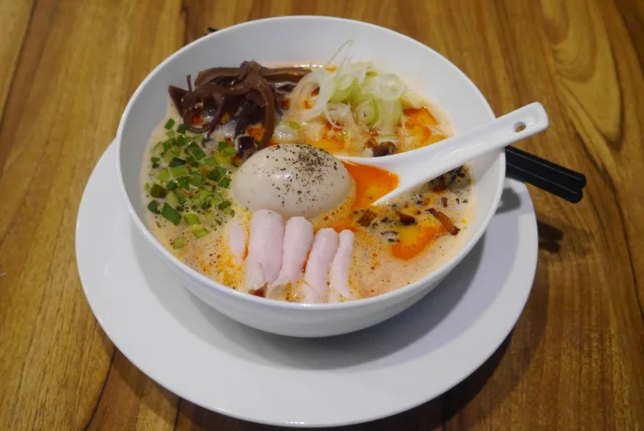 赤い辛味油を浮かべたラーメン