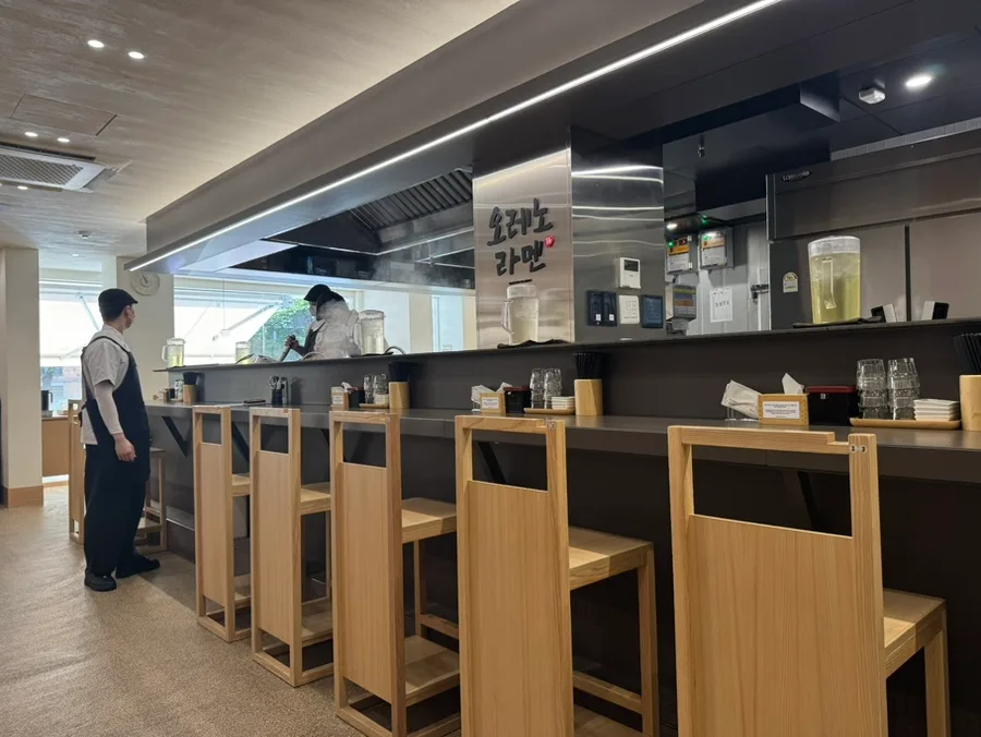厨房に面した木製カウンター