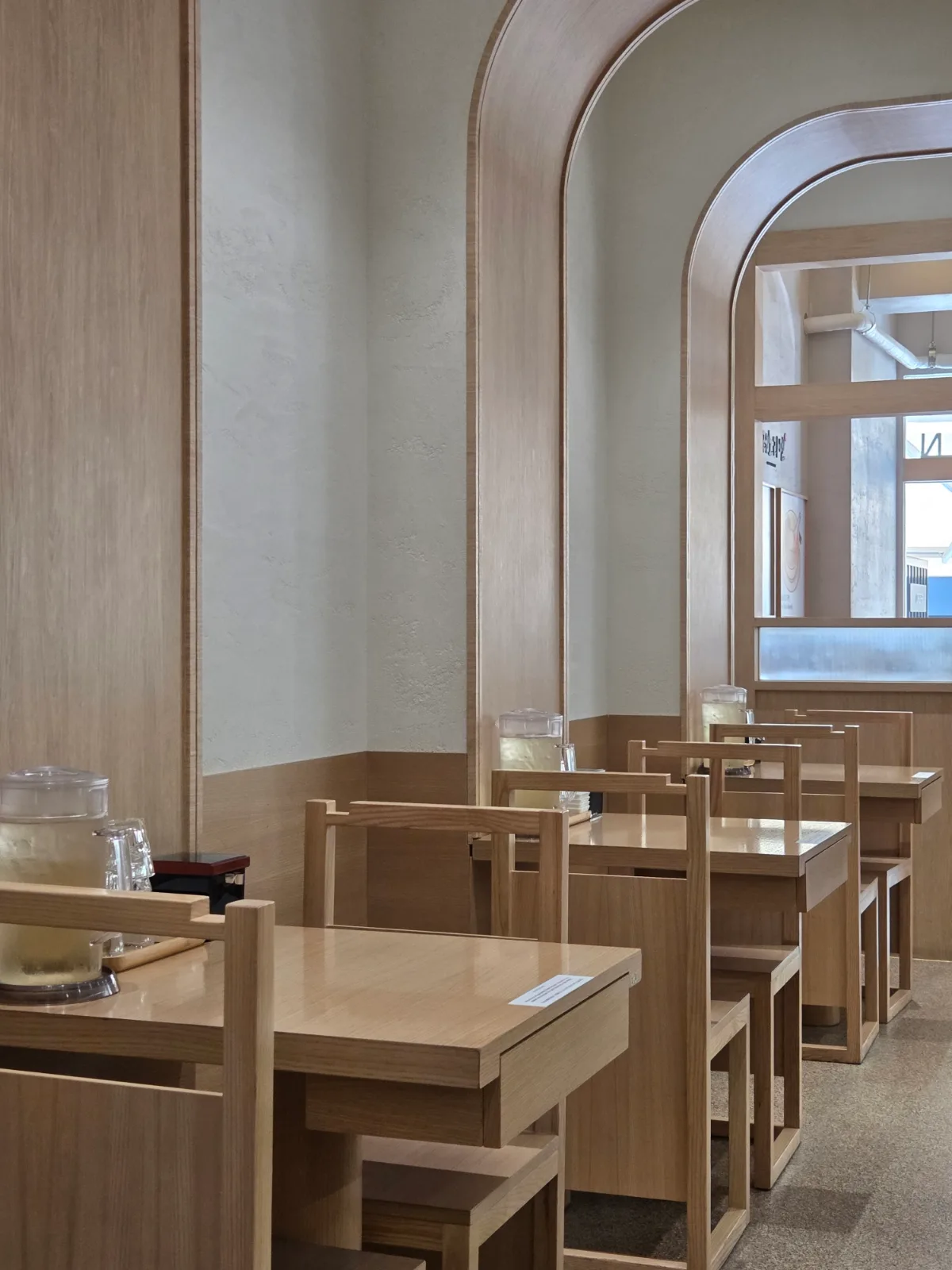 俺のラーメン 本店 — 木製アーチが連なる客席