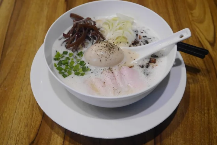 白い泡で覆われたラーメン