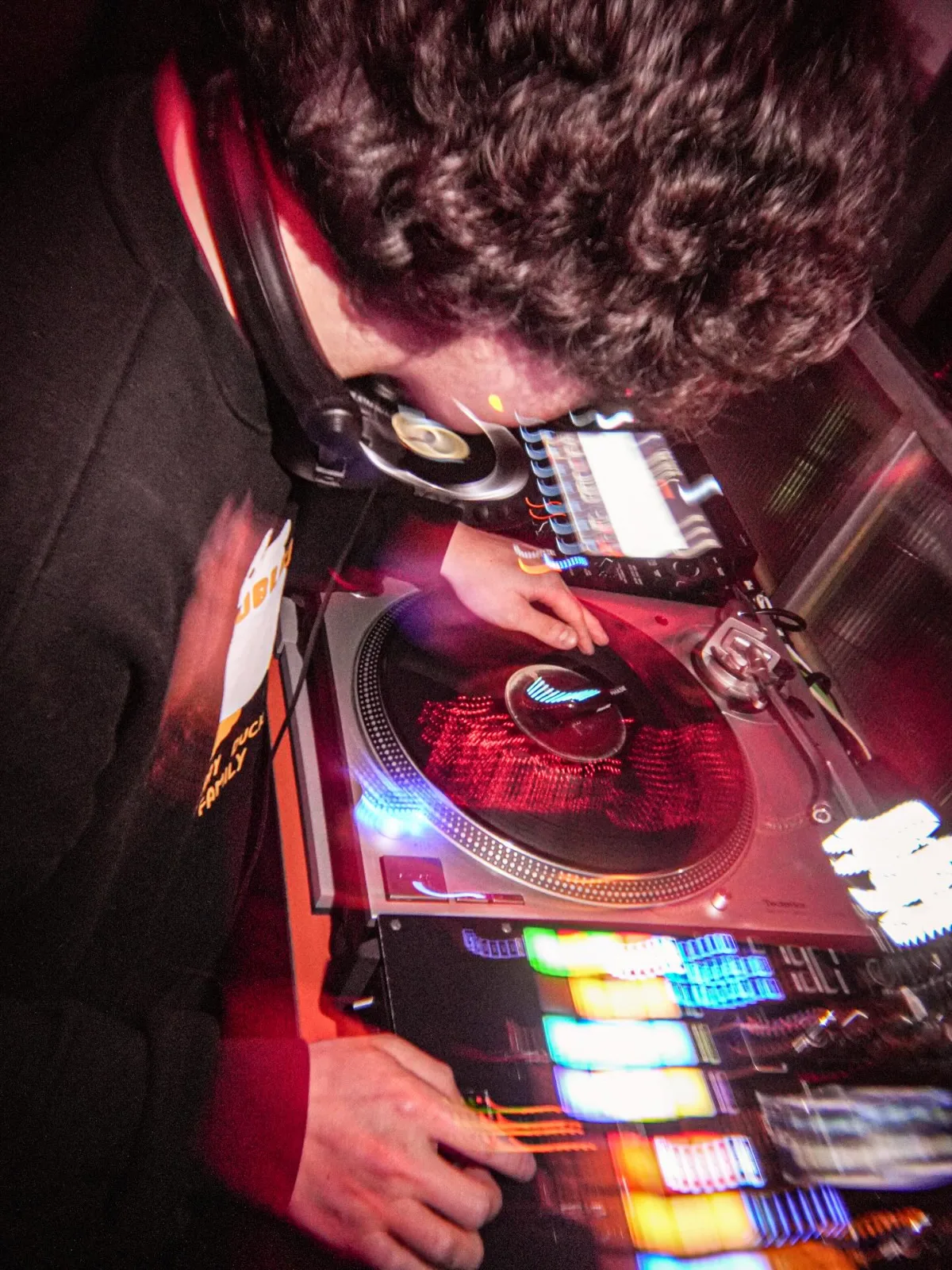 ターンテーブルを操るDJ