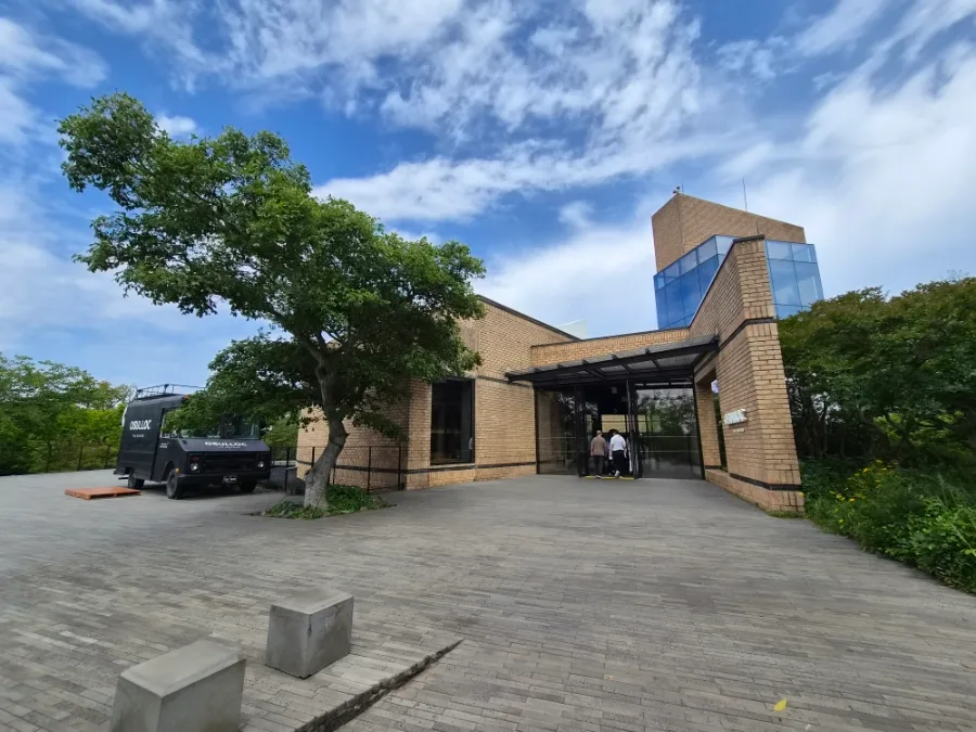 青空と煉瓦造りの建物