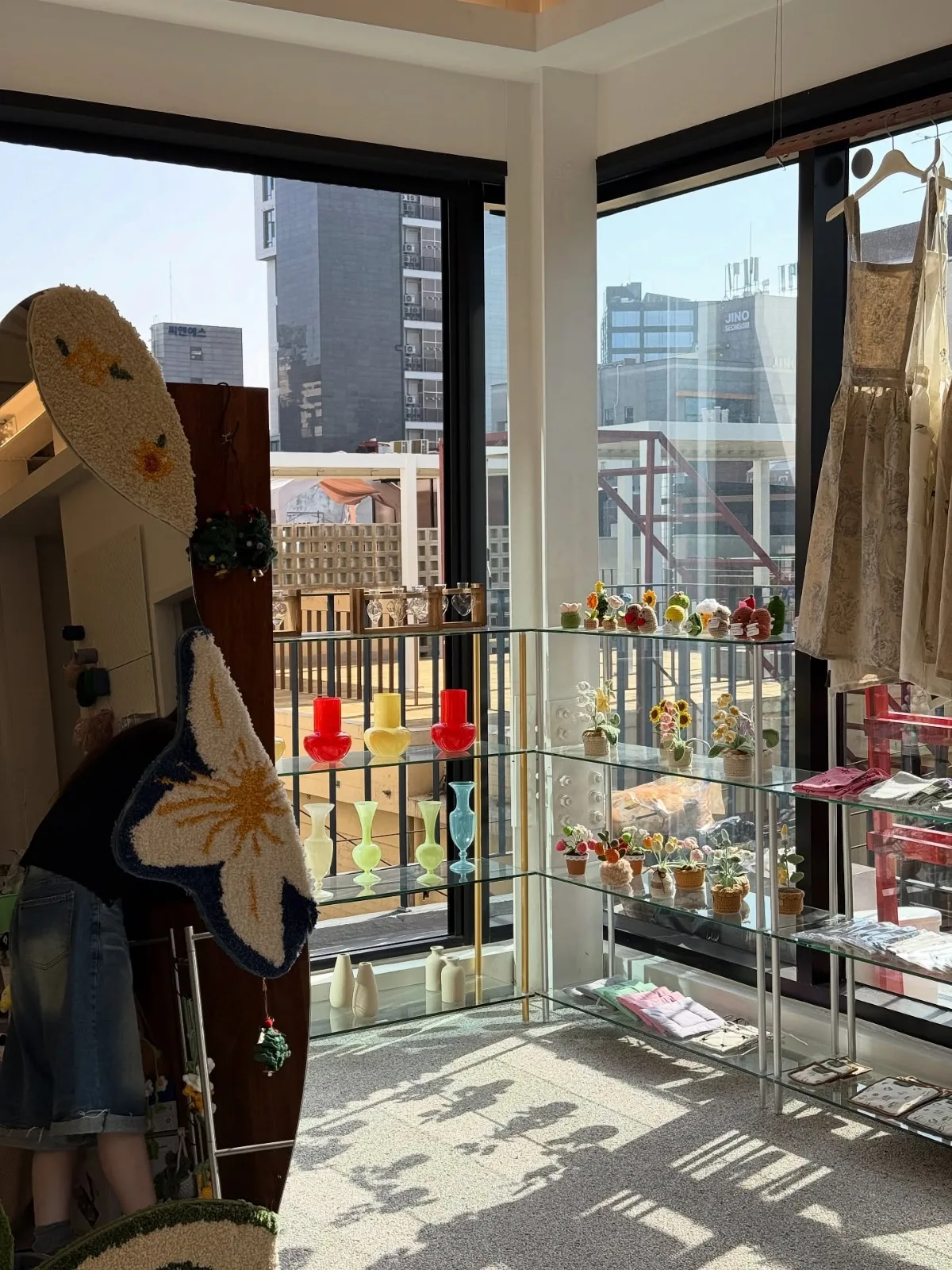 PAPER GARDEN 聖水店 — 陽光差すガラス棚と雑貨