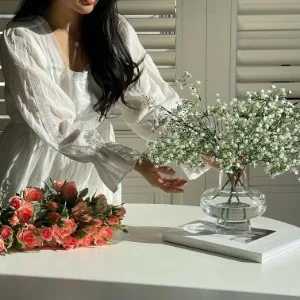 PAPER GARDEN 聖水店 — ガラス花瓶に生けた白い小花