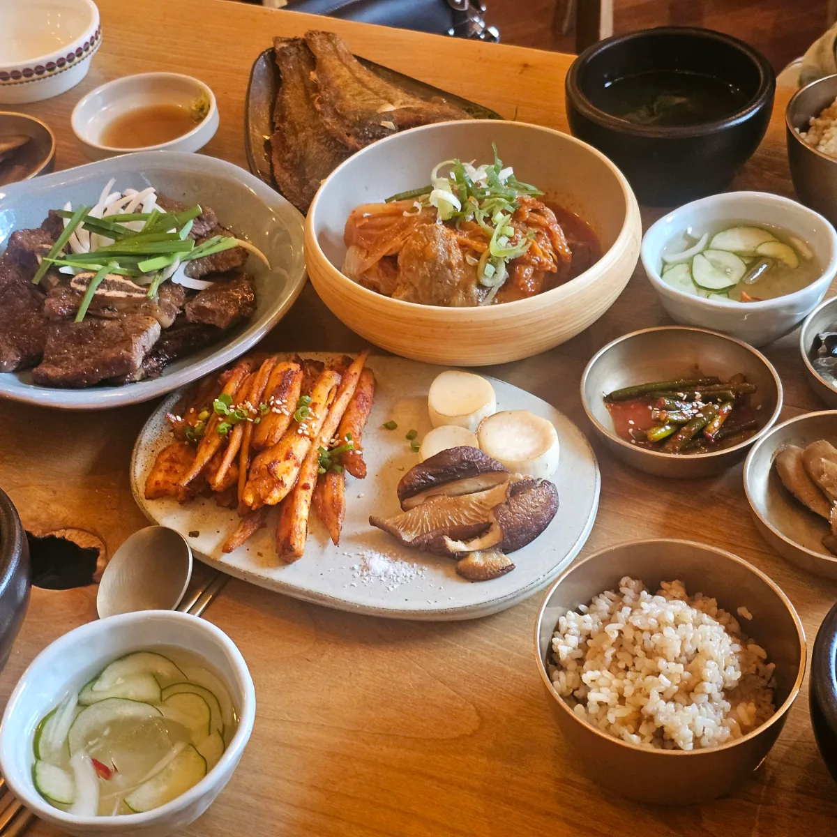 parc 漢南本店 — 主菜と小皿が並ぶ食卓