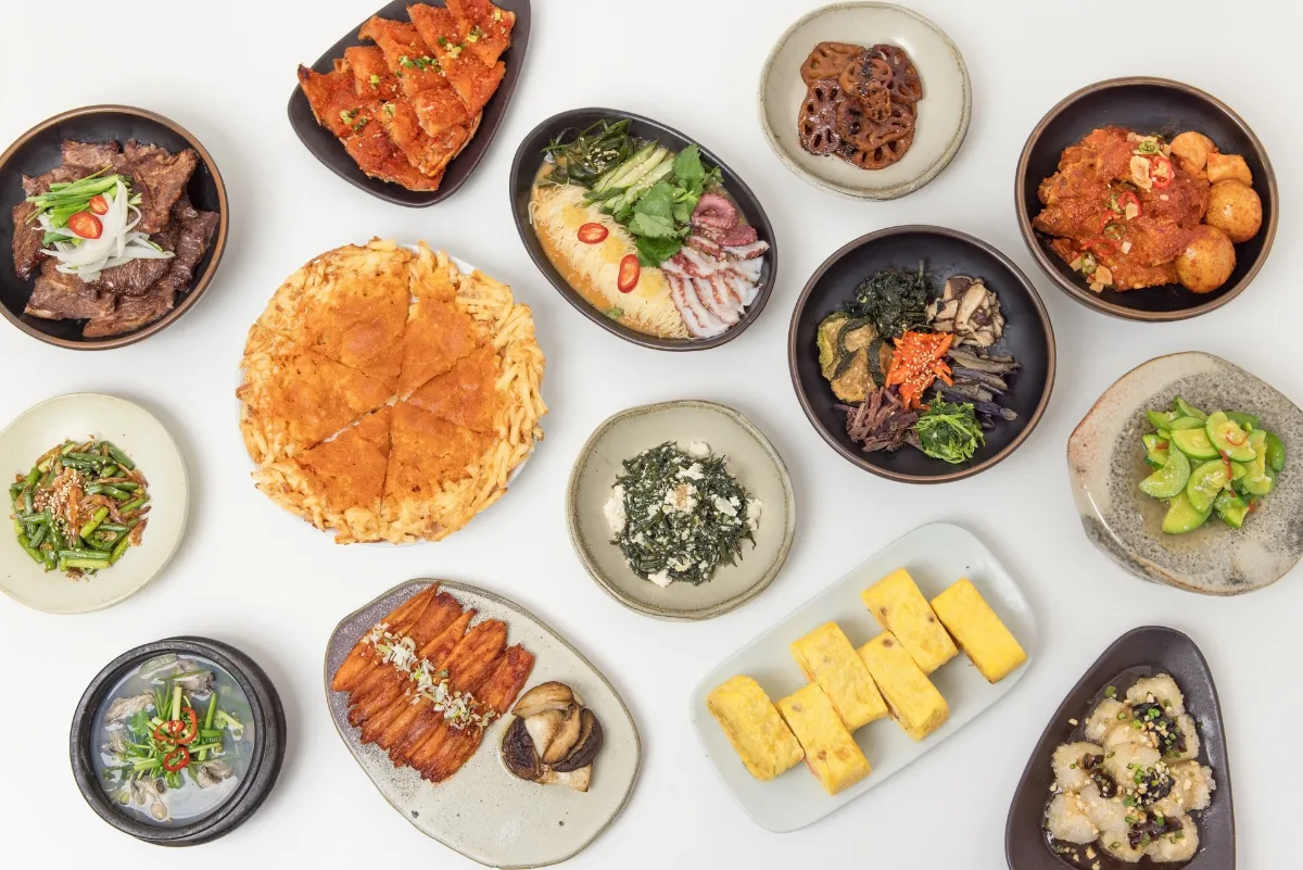 韓国家庭料理が並ぶ食卓
