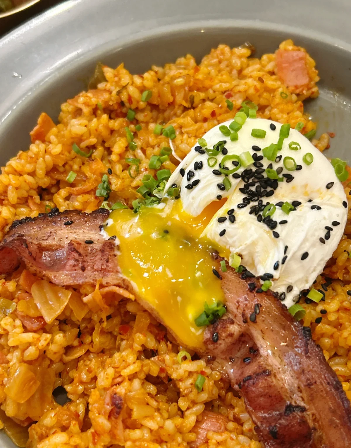 ポーチドエッグをのせたキムチチャーハン