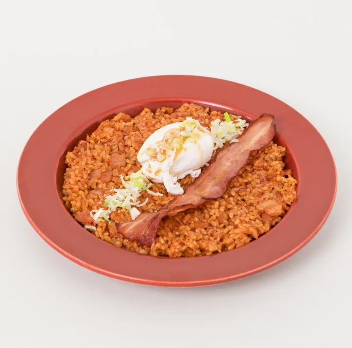 ポーチドエッグとベーコンの熟成キムチ炒飯