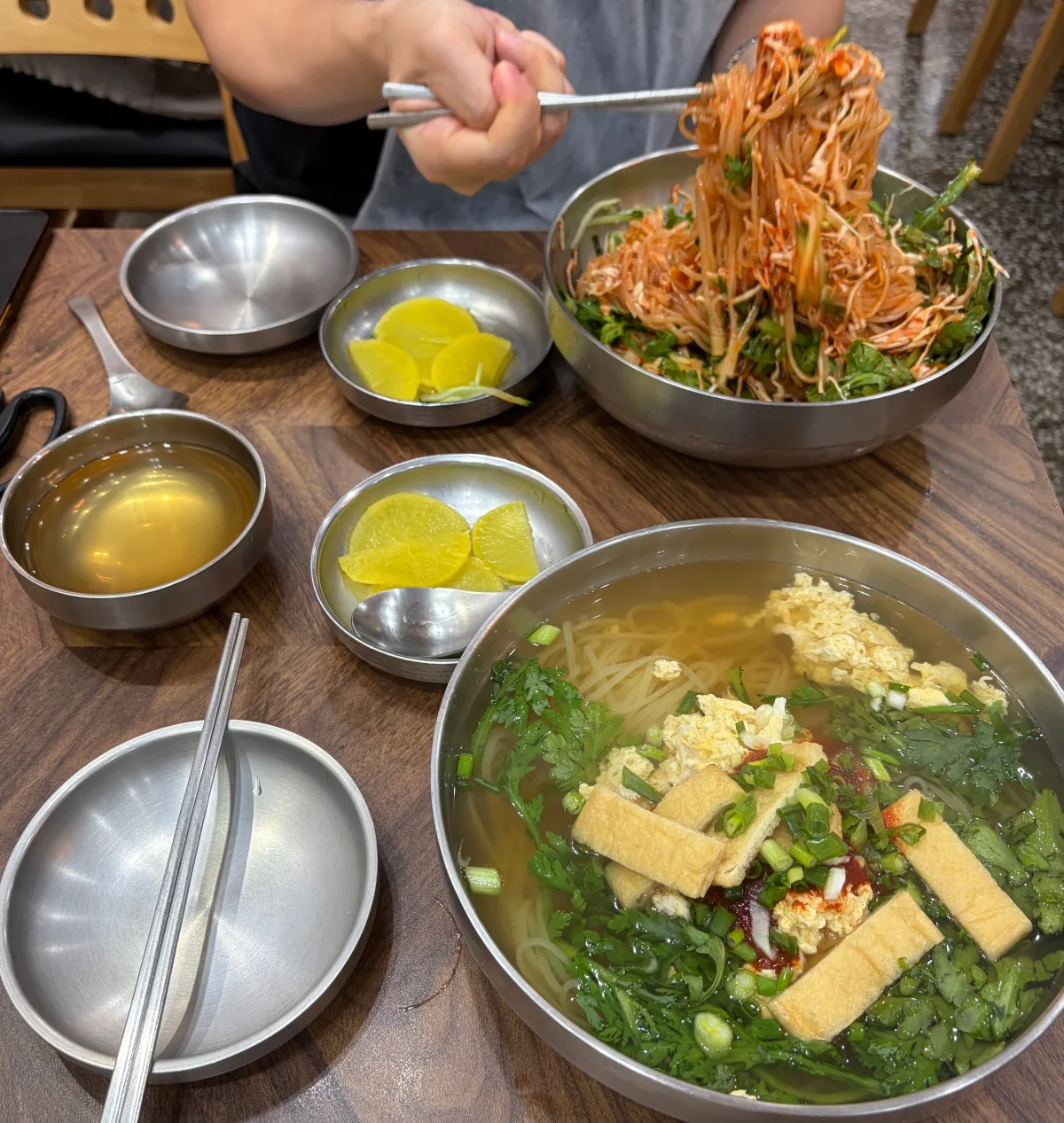 パク・ヨンジャ慶州明洞チョルミョン 本店 — 温かい麺と混ぜ麺が並ぶ食卓