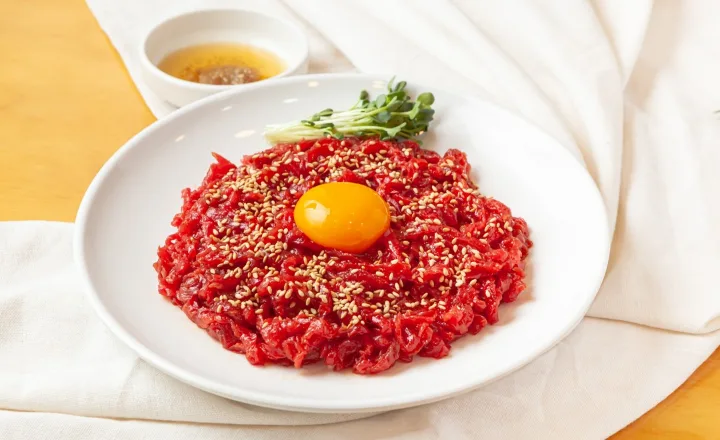 卵黄をのせたユッケ