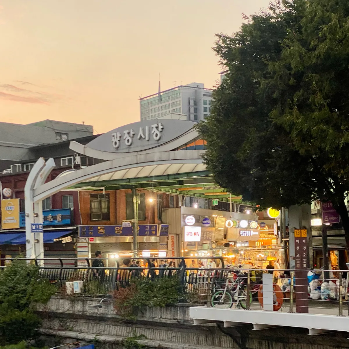 夕暮れの広蔵市場入口