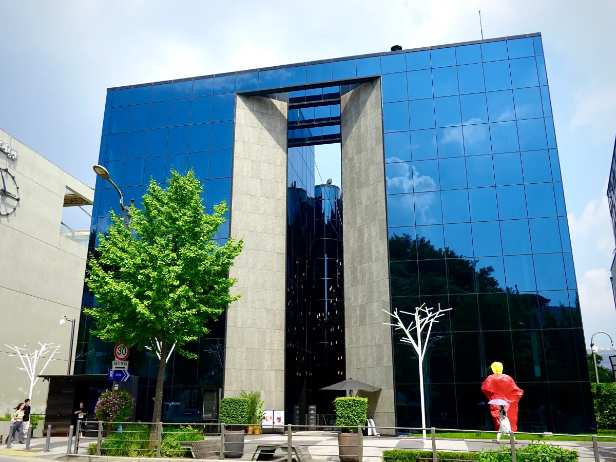 Passion5 — 青いガラス張りの建物