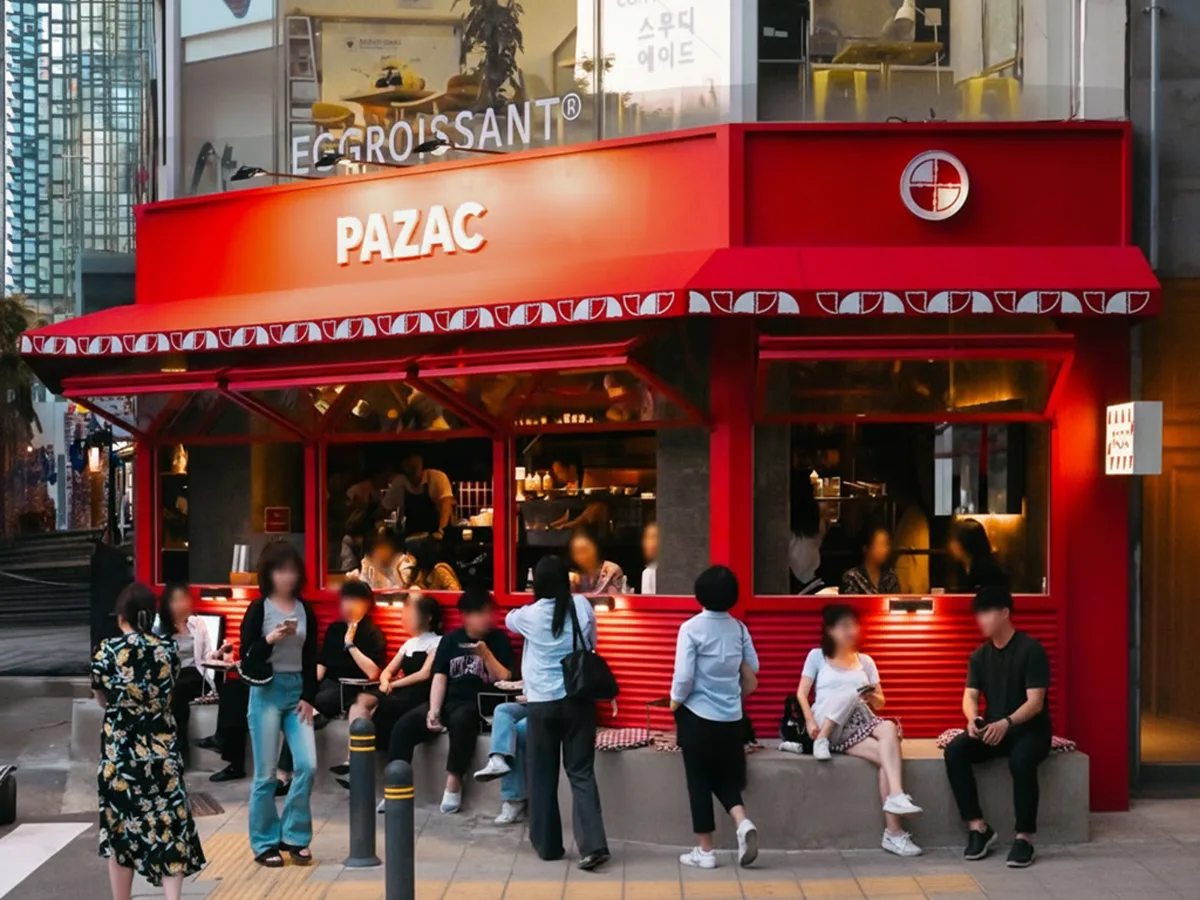 PAZAC 清渓川店 — 赤い外壁のPAZAC店先と客