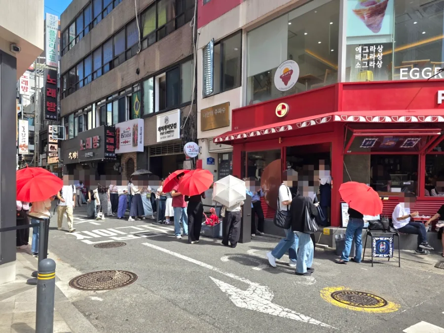 PAZAC 清渓川店 — 赤い傘の行列とPAZAC店先