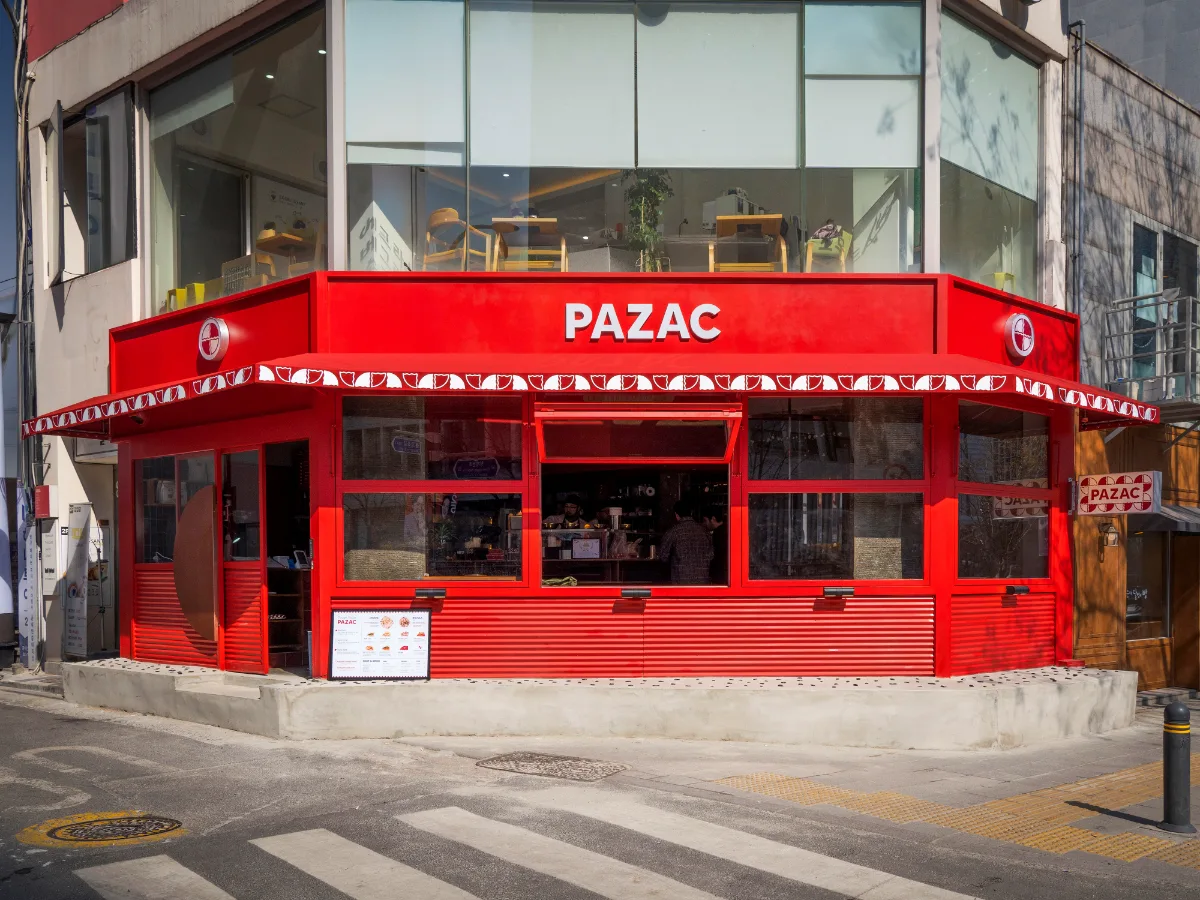 PAZAC 清渓川店 — 交差点角に立つ赤い外観のPAZAC