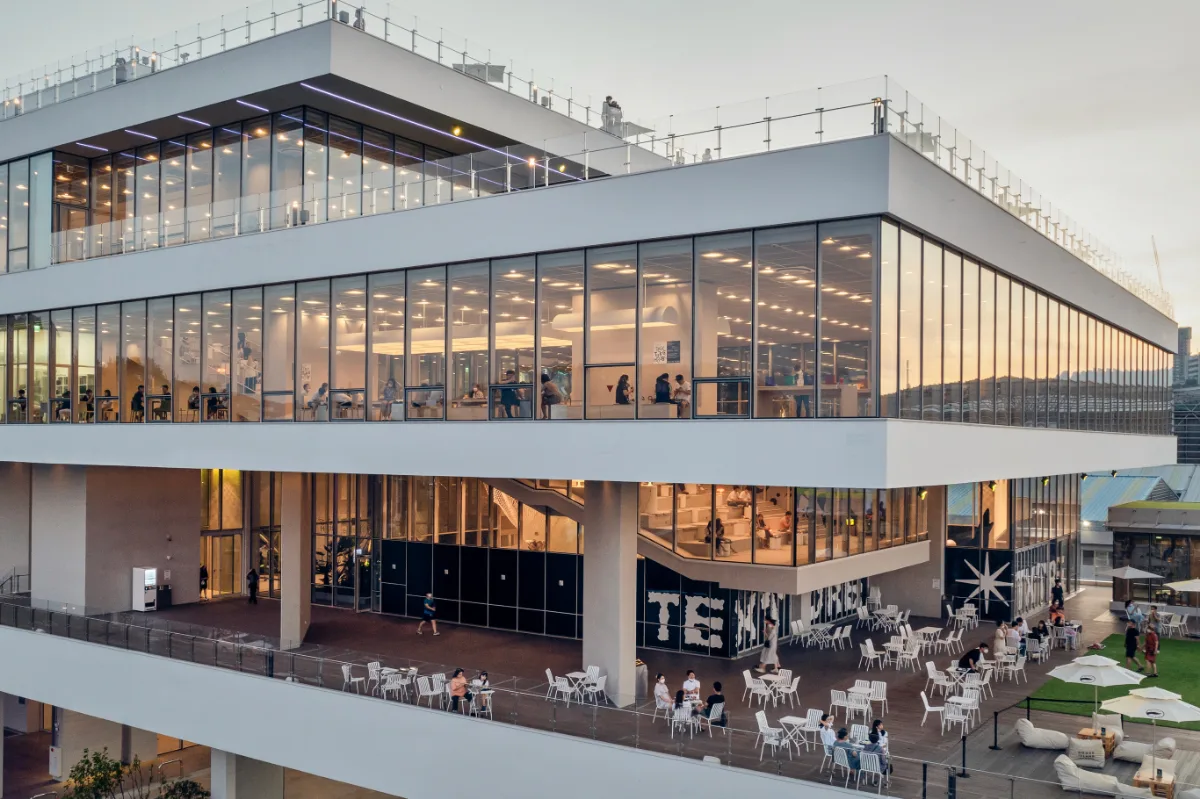 P.ARK CAFE&BAKERY — 夕方のテラス席が並ぶ建物外観