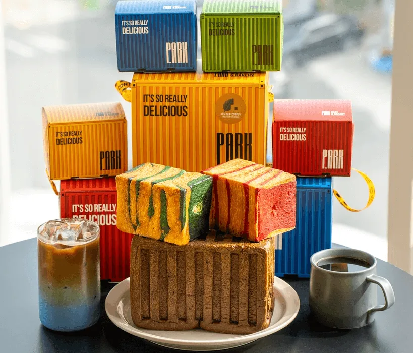 彩り断面のコンテナ食パンとコーヒー