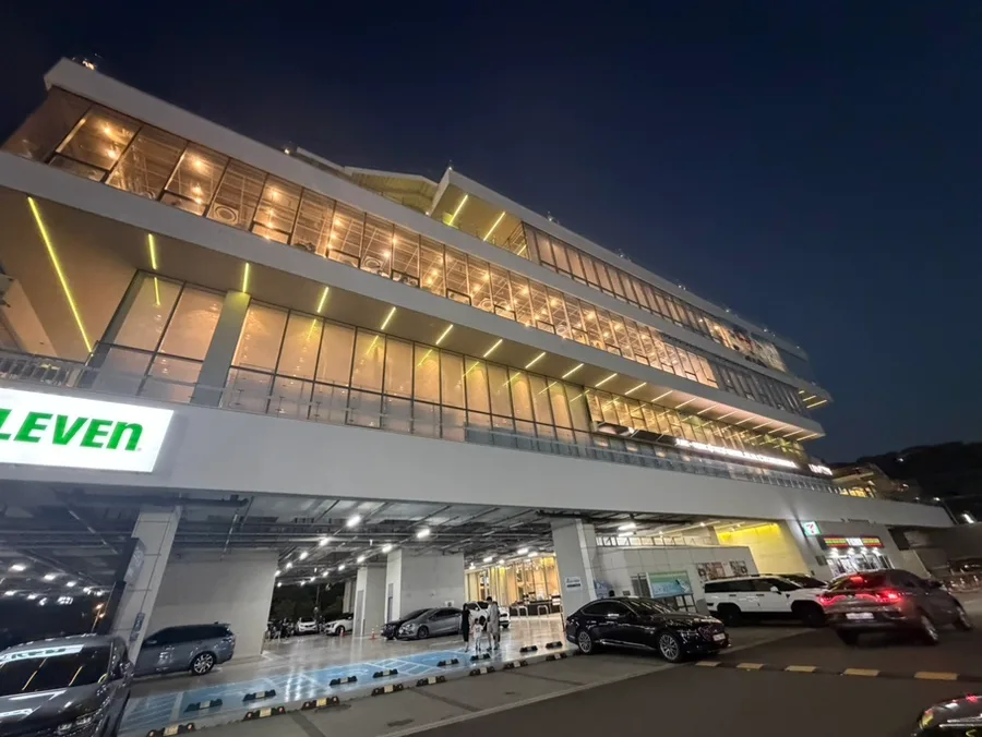 夜、明かりが灯る建物の外観