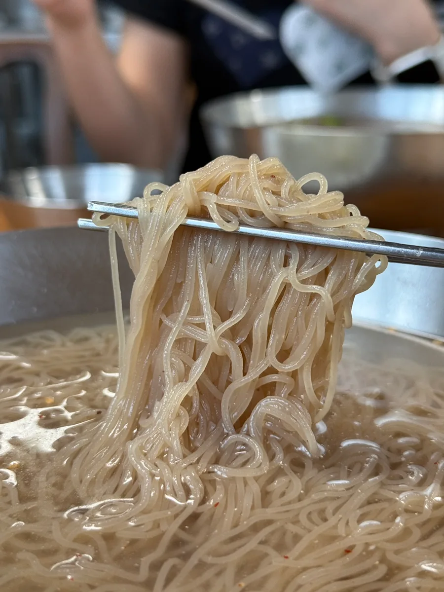 箸で持ち上げた細い冷麺