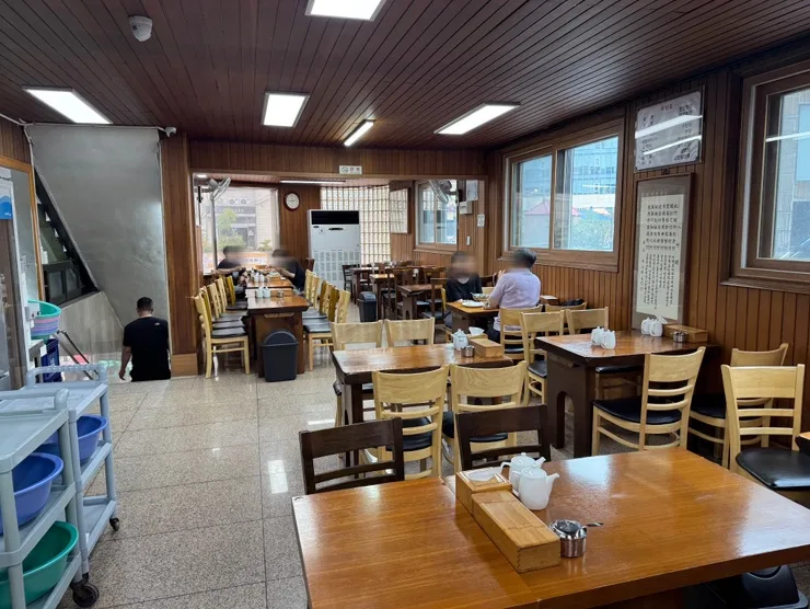 筆洞麺屋 — 木張り壁と食卓の店内