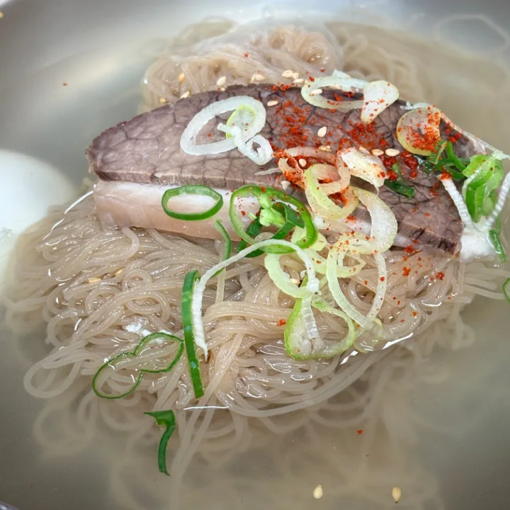 牛肉とねぎをのせた汁麺