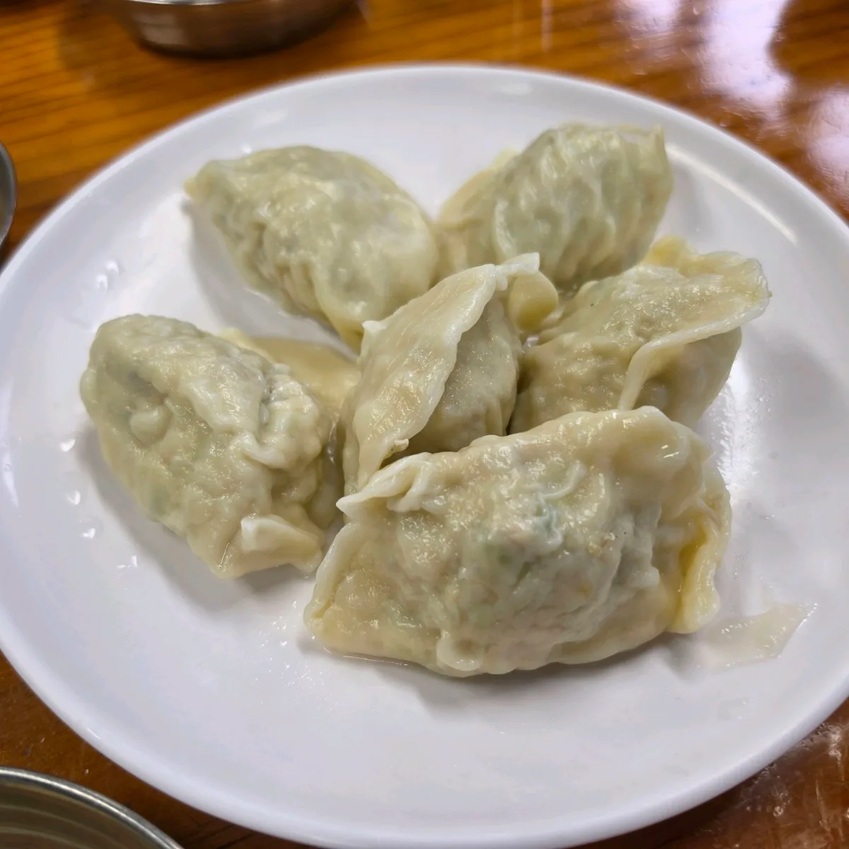 筆洞麺屋 — 白皿に盛った六つの餃子
