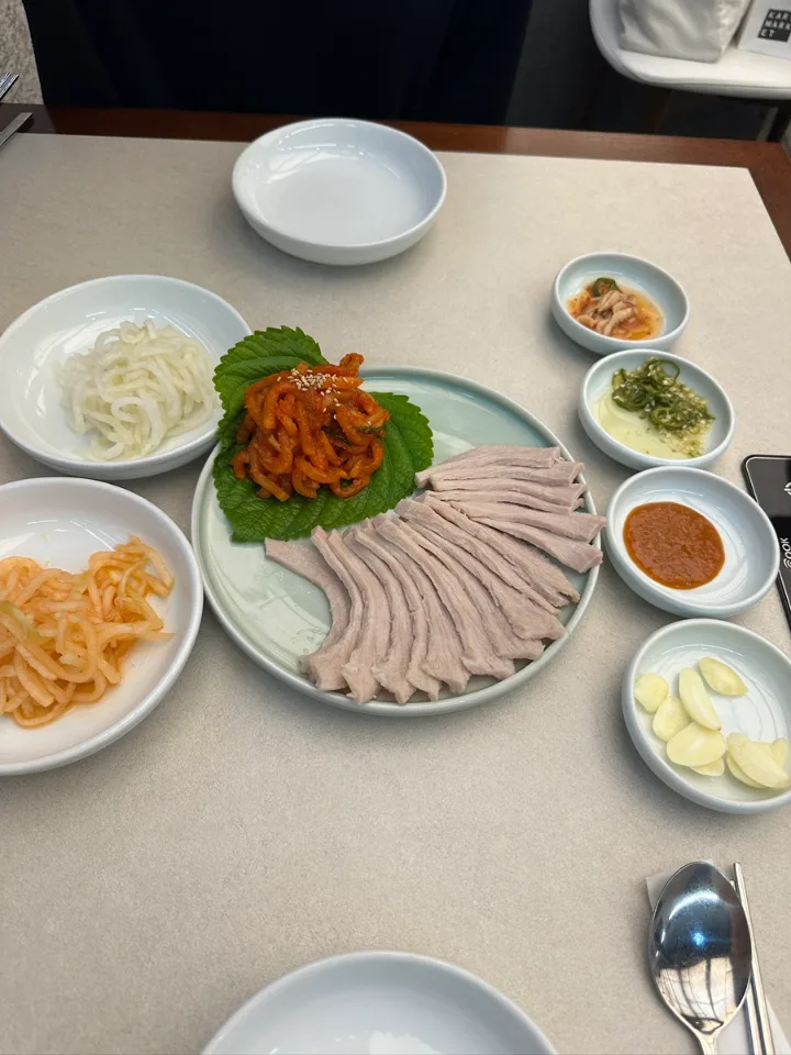 薬味を添えた薄切り肉