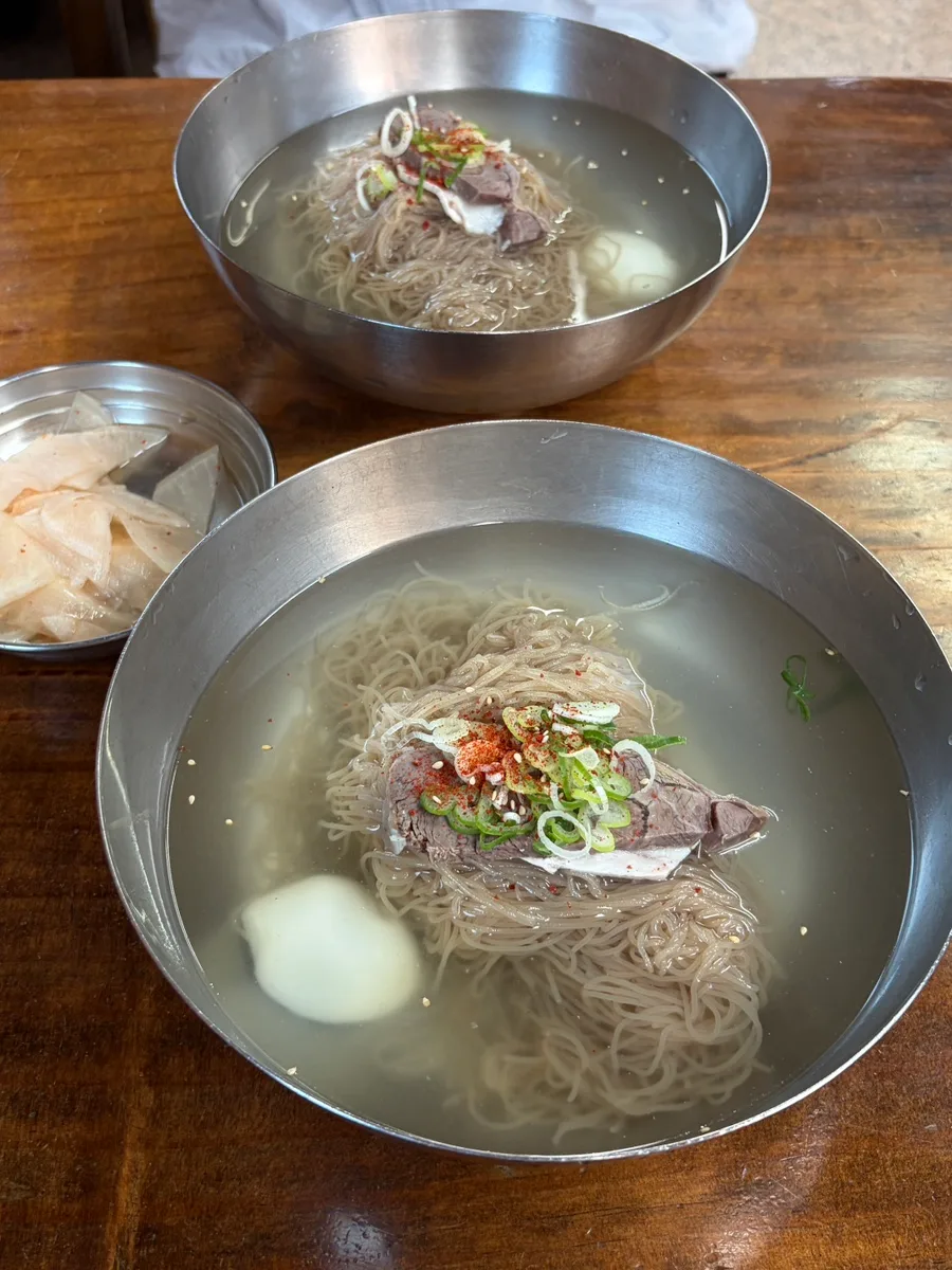 筆洞麺屋 — 木卓に並ぶ二杯の冷麺