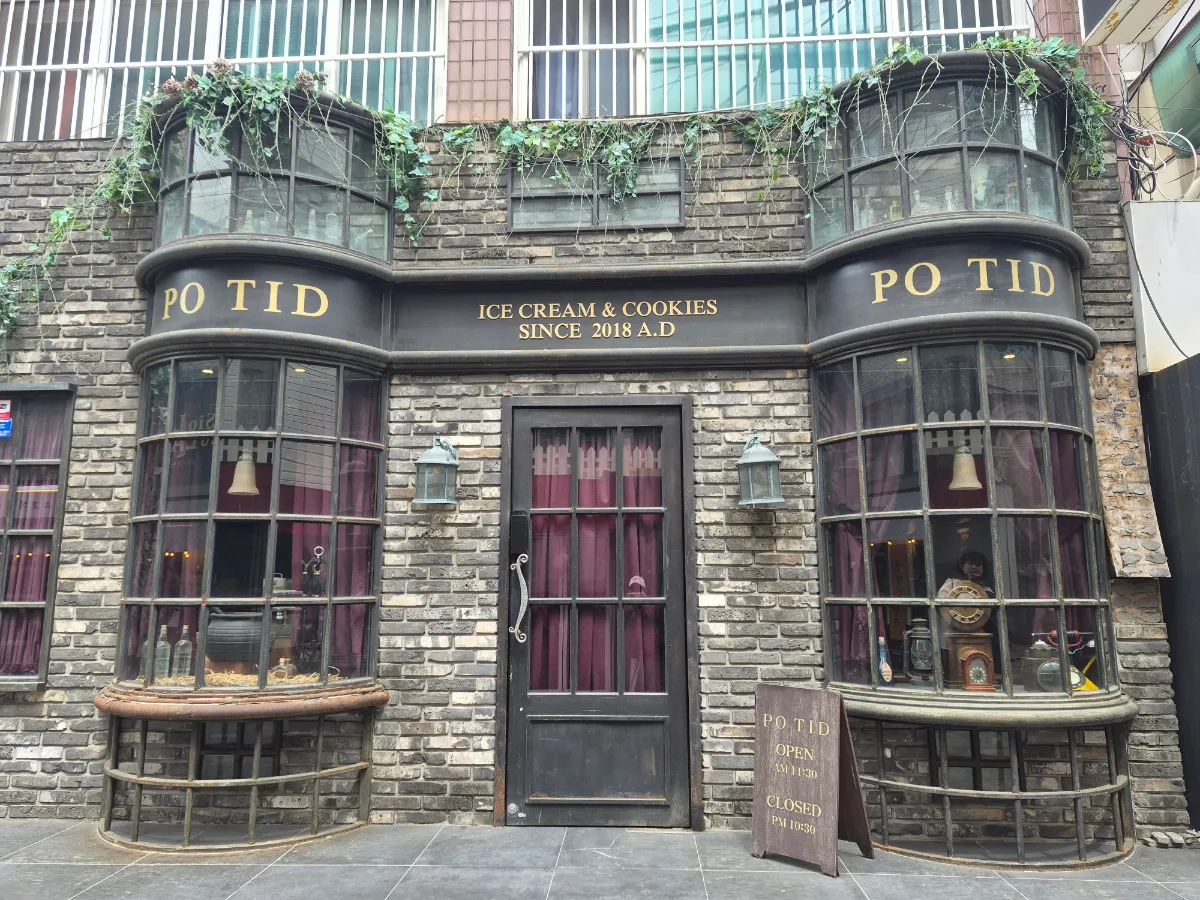 PO TID — 曲面窓が目を引くPO TIDの店先